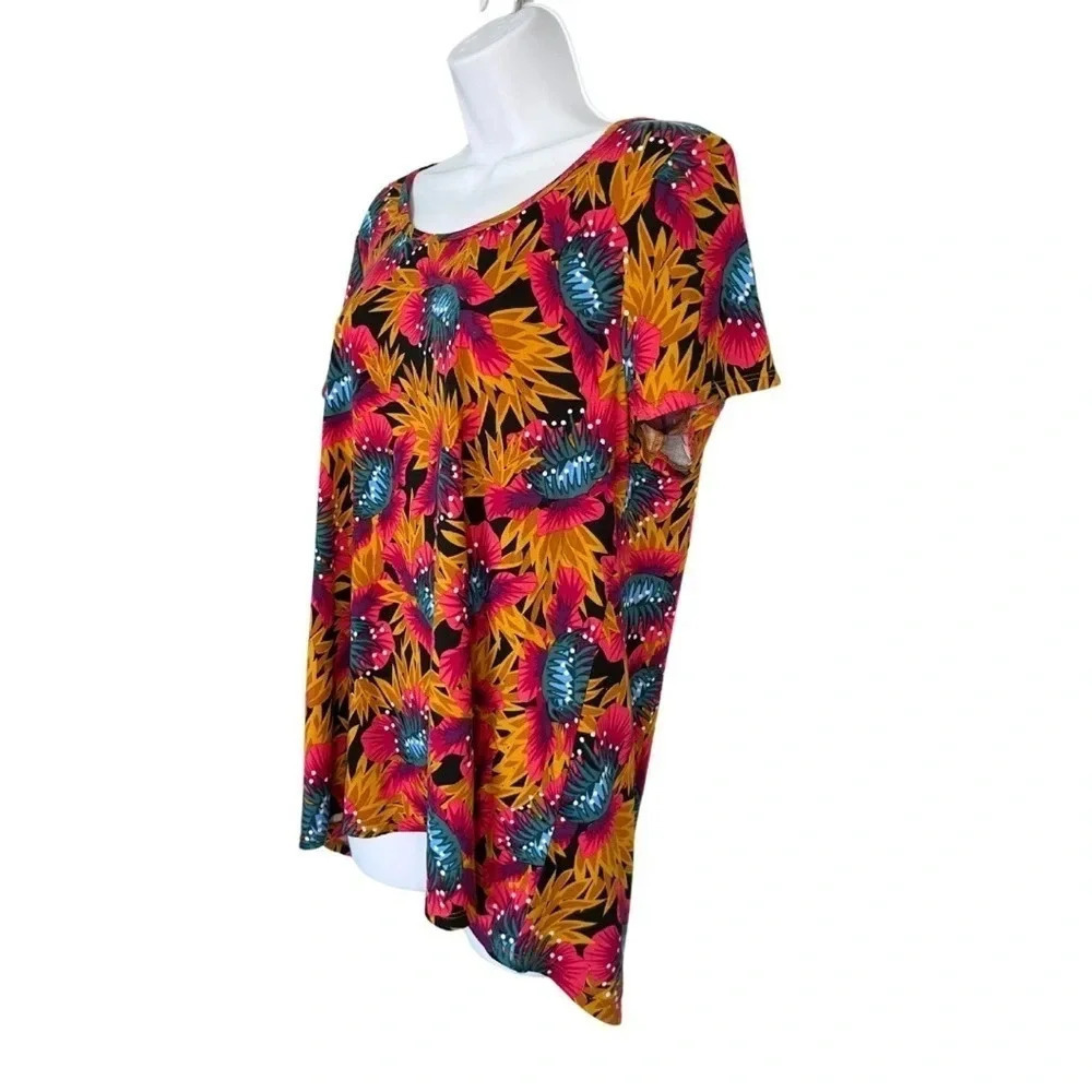 LuLaRoe Classic Scoop Neck Tee - Woman’s Size Large